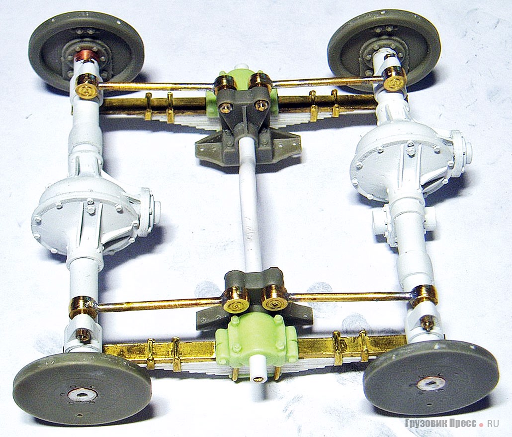 Подсобранная тележка заднего моста. По ней уже трудно догадаться, какие детали отлиты из смолы, а какие выточены из латуни