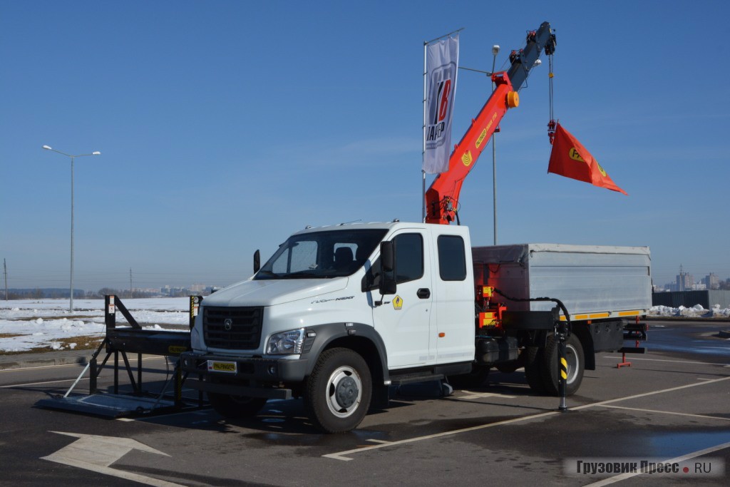 Вот вам ГАЗон NEXT с КМУ и нарощенными в заводских условиях бортами. Вроде бы экспонат, но что к чему - ни пояснительных табличек, ни назойливых консультантов. Суббота - выходной?...