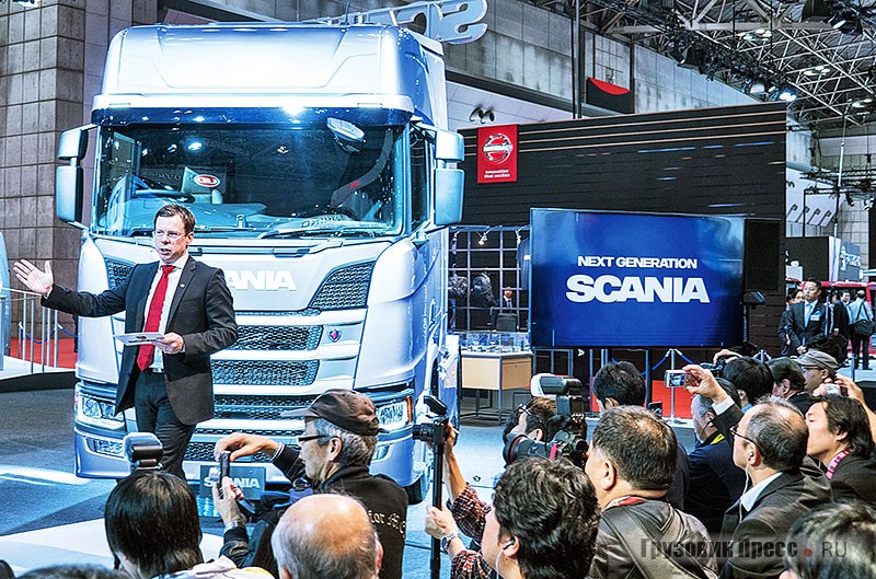 Глава японского отделения Scania Микаэл Линднер представляет новую серию грузовиков с моторами, работающими на биоэтаноле
