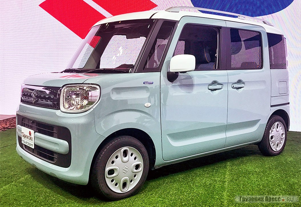 Suzuki Spacio – пока ещё Concept. Предусмотрены пассажирский и коммерческий варианты. Табличка Hybrid указывает на вспомогательный электромотор задней оси – малыш полноприводный!