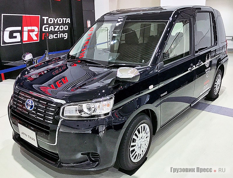 Toyota JPN Taxi предлагается в исполнениях Nagomi (3 277 800 иен) и Takumi (3 499 200 иен). Для сравнения, хэтчбек Toyota Prius стоит около 3 млн иен