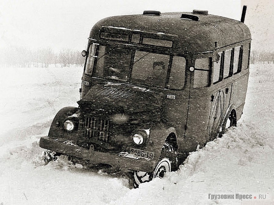 ПАЗ-654 преодолевает снежную целину в районе подмосковной деревни Заворово