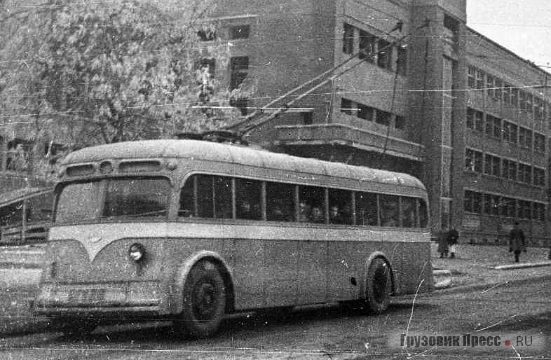 ЯТБ-4 без одной фары во время войны на улицах Сталино (Донецк)