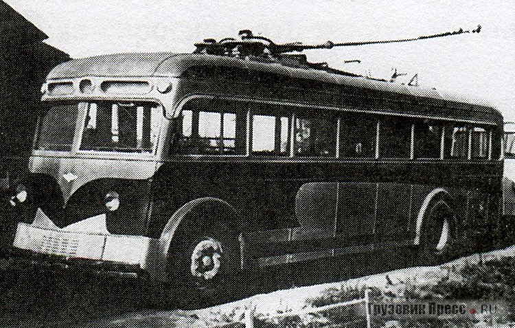 Один из последних ярославских троллейбусов был окрашен наподобие американских автобусов и первых троллейбусов МТБ-82 и трамваев МТВ-82А