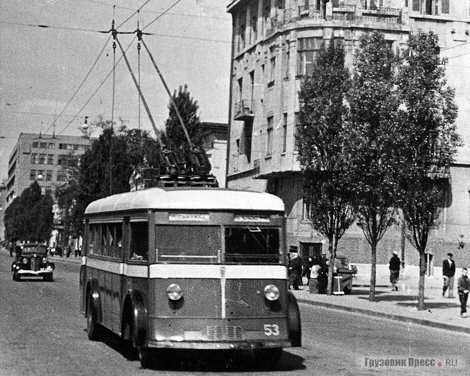 ЯТБ-2 в Харькове на ул. Карла Либкнехта (ныне Сумская). 1953 г.