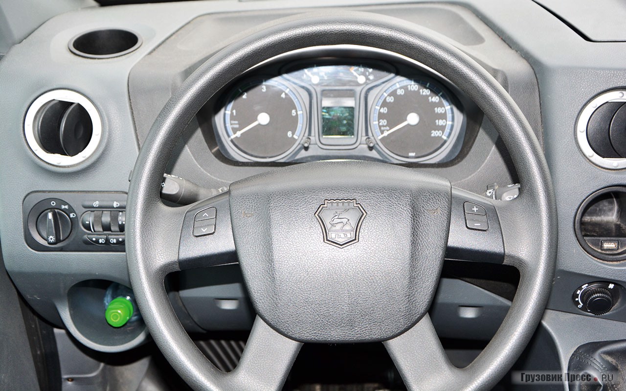 Кнопки на руле – управление мультимедийной системой. Левый подрулевой рычаг отвечает и за включение круиз-контроля