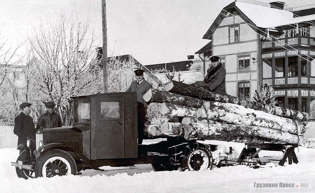 Седельный тягач, один из первых грузовиков Volvo Serie 1, приобрёл лесопромышленник Юхан Сьёберг. 1928 г.