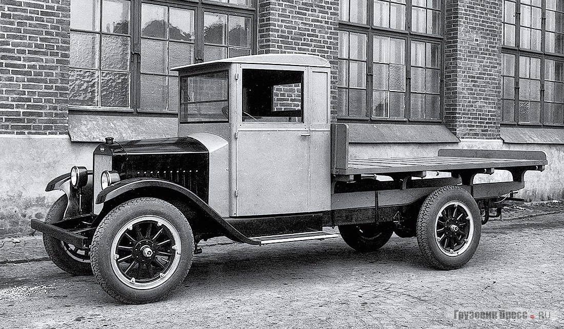 Volvo Serie 1 (LV40) с кабиной производства кузовной фирмы Åtvidabergs Vagnfabrik у здания завода SKF в Лундбю. 1928 г.
