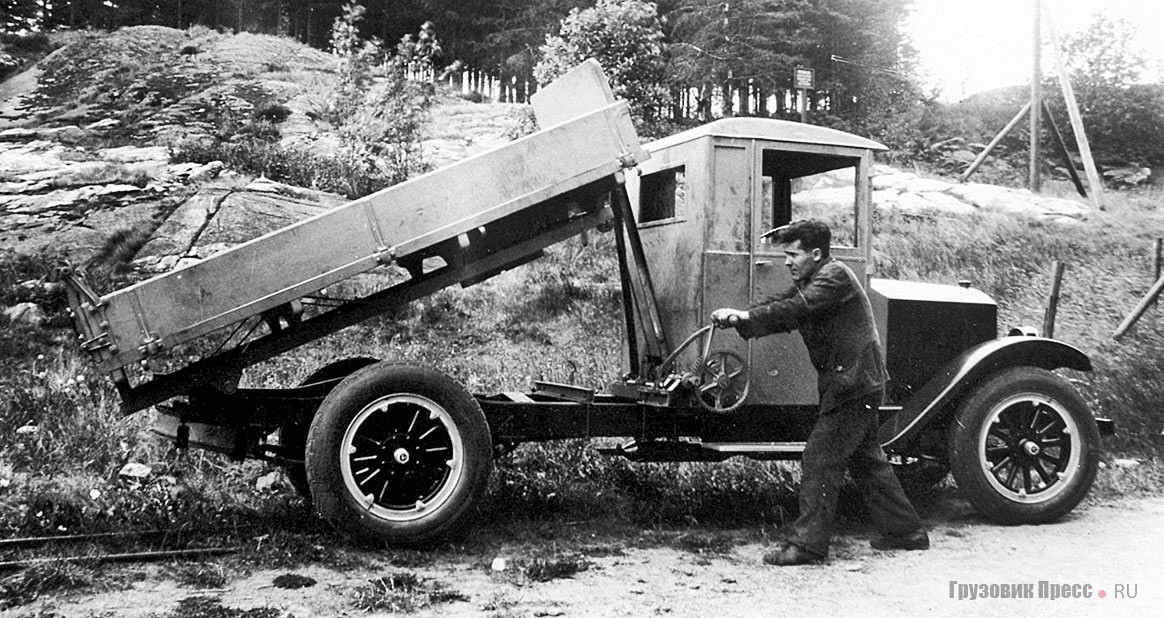 Первый самосвал на шасси Volvo Serie 1 (LV40) с ручным приводом подъёмного механизма. 1928 г.