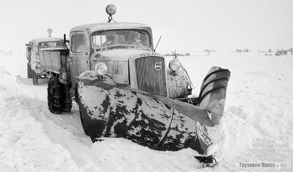 По состоянию на 1939 г. марка Volvo занимала 3% рынка грузовиков Финляндии (552 автомобиля), пропустив вперёд только Ford и Chevrolet. Грузовик Volvo LV82 расчищает дорогу по льду Финского залива, 26.03.1942 г.