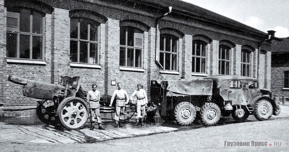 В 1937 г. Volvo построила свой первый вездеход – тягач тяжёлой артиллерии TVA. Под литерами TVB он пошёл в производство