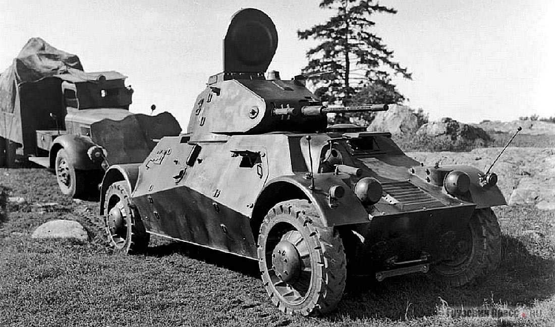 Разведывательный бронеавтомобиль Pansarbil m/40 Lynx с характерным симметричным корпусом, центральным силовым агрегатом и всеми управляемыми колёсами