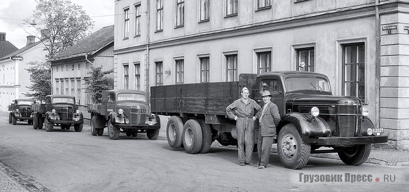 Новенькие «круглоносые» в Карлстаде, лен Вёрмлад, 1950 г. Впереди – Volvo LV240 с дизелем мощностью 150 л.с. и колёсной формулой 6x2. От прежней Volvo LV150 модель отличается числом колёсных болтов, 10 против 6-ти или 8-ми. В 1939–1954 гг. выпущено 43 500 «круглоносых»