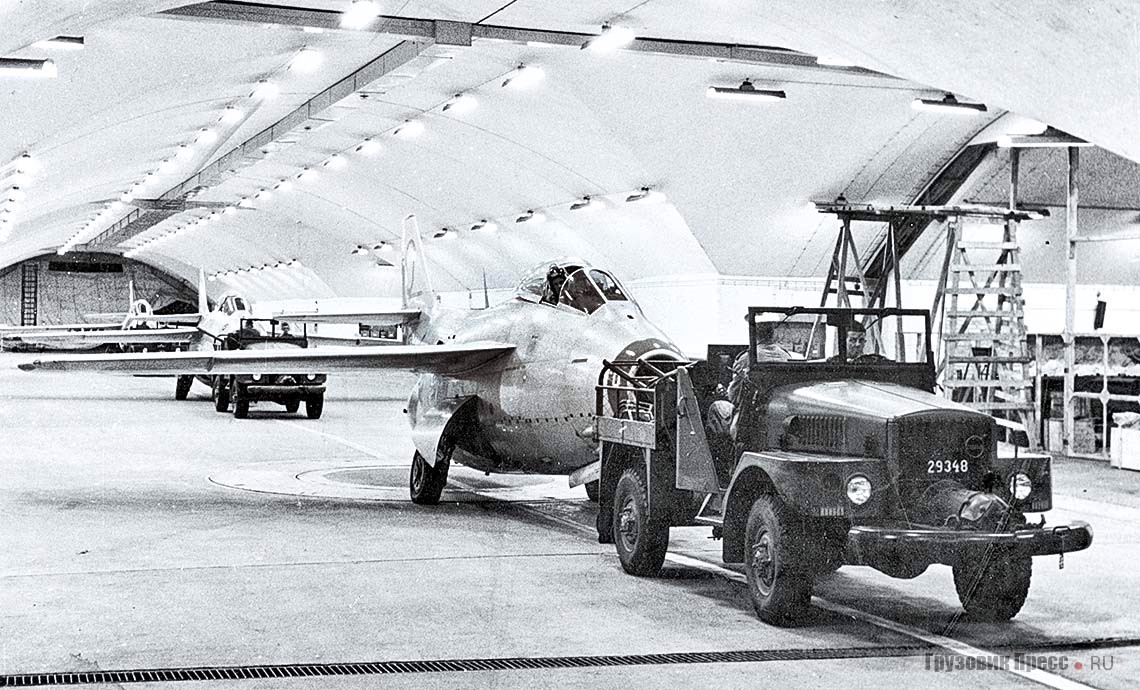 Тягачи-стартеры Volvo TL12 выводят из подземного капонира истребители SAAB J29 по прозвищу Flygande Tunnan («Летающая бочка») авиакрыла F9 Säve, 1958 г. Самолёты оснащены турбореактивными двигателями Volvo Flygmotor RM2