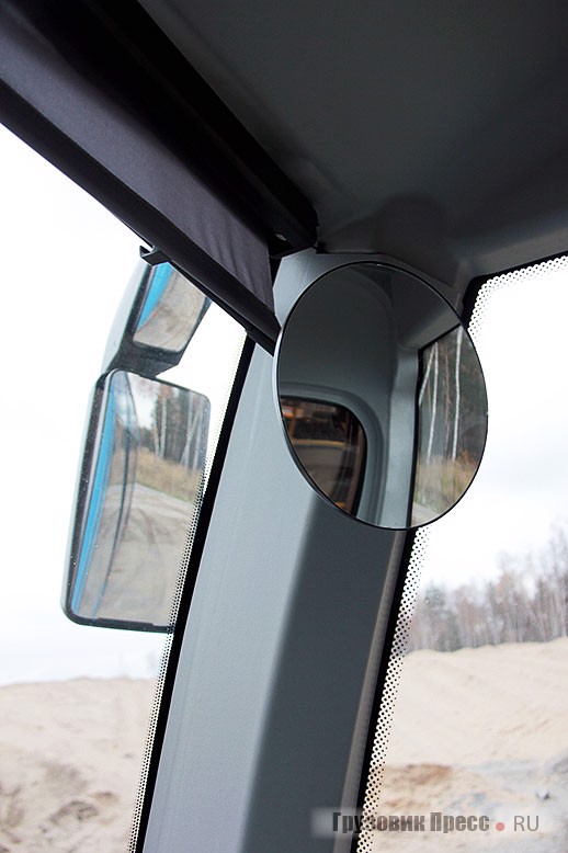 Этих зеркал на коротких выносных стойках более чем достаточно, из-за того что водитель сидит по центру стойки одинаковой длины