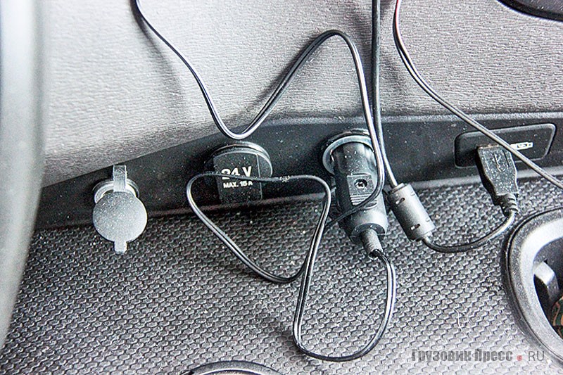Обилие розеток и USB-разъёмов для подзарядки гаджетов, они расположены и на приборной панели как со стороны водителя, так и со стороны пассажира, на задней стенке, и даже за водительским сидением, рядом с холодильником