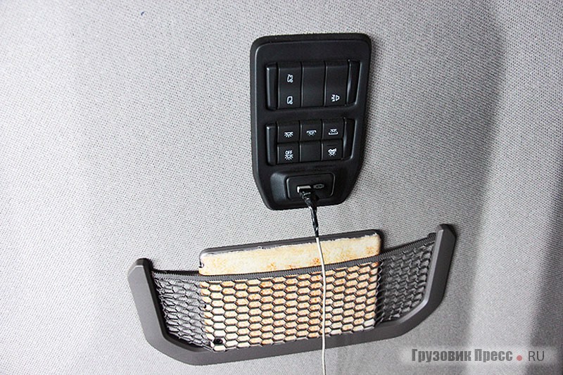 Обилие розеток и USB-разъёмов для подзарядки гаджетов, они расположены и на приборной панели как со стороны водителя, так и со стороны пассажира, на задней стенке, и даже за водительским сидением, рядом с холодильником