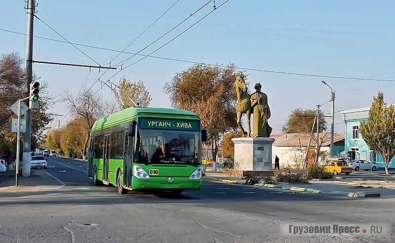 Если местные жители выбирают в качестве конечной рынок или перекрёсток, то я попросил водителя- хайдовчи сделать разворот подальше, чтобы получился этот кадр у памятника