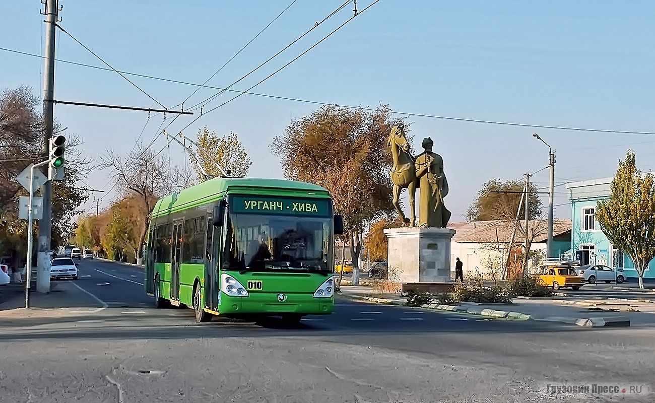 Если местные жители выбирают в качестве конечной рынок или перекрёсток, то я попросил водителя- хайдовчи сделать разворот подальше, чтобы получился этот кадр у памятника
