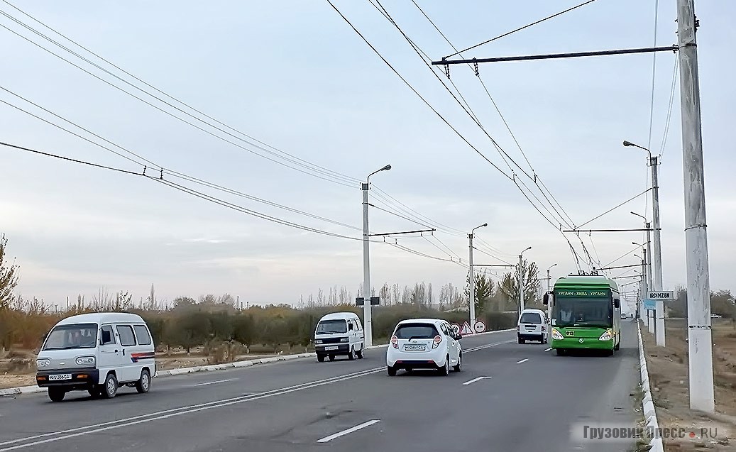 Троллейбусы справляются со всеми задачами, которые ставит перед ними жизнь. Авария, машину смело пускают в обход, пусть даже нарушая при этом ПДД