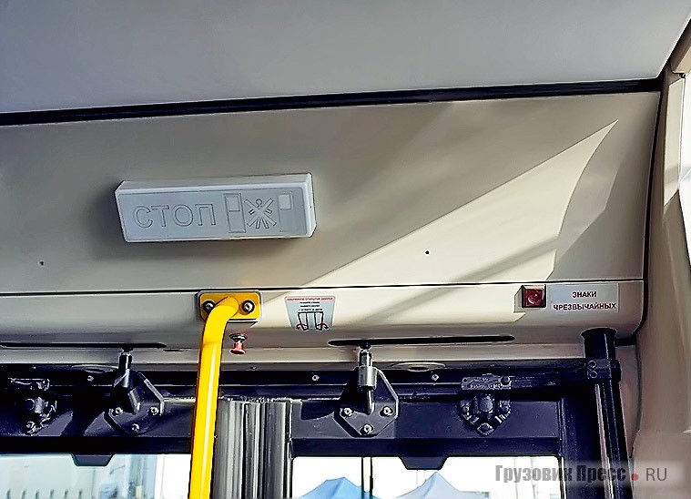 Все надписи в пассажирском салоне новых троллейбусов выполнены на русском языке (!), но с каким-то чешским акцентом