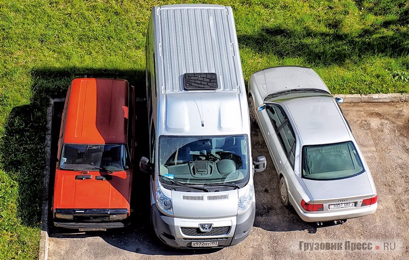 Peugeot Boxer прекрасно вписывается в стандартное парковочное место