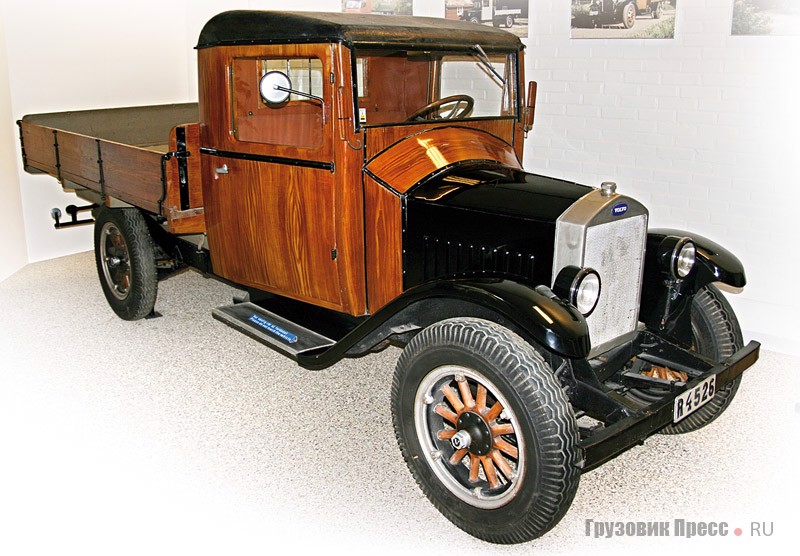 [b]Volvo LV40 (4x2) 1928 г.[/b] Первый коммерческий автомобиль, базировавшийся на шасси пассажирского. Грузовик с 4-цилиндровым рядным двигателем рабочим объемом 1944 см[sup]3[/sup] и мощностью 28 л.с. при 2000 мин[sup]–1[/sup]. Диаметр цилиндра и ход поршня – 75х110 мм. Трансмиссия – 3-ступенчатая механическая, с приводом на задние колеса. При базе 3302 мм и собственной массе 1140 кг обладал грузоподъемностью 1500 кг. Обратите внимание на односкатные шины задней оси, отсутствие электрических указателей поворотов и тонкие стенки кузова. В период до 1930 г. было выпущено 997 грузовиков модификаций LV40, 41, 42, 43, 44 и 45