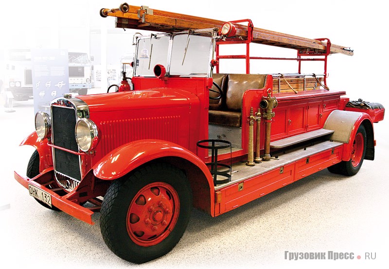 [b]Пожарный автомобиль Volvo LV70 (4x2) 1931 г.[/b] Модель LV70 была создана как развитие LV68 и производилась с 1931 по 1936 г. под индексами 68, 69, 70 и 70В. Серийный двигатель Volvo DC стал первым мотором фирмы с верхним расположением клапанов. Полная масса автомобиля варьировалась от 5,4 до 6,8 т. Двигатель: 6-цилиндровый рядный, рабочим объемом 4097 см[sup]3[/sup] с отдачей по мощности 75 л.с. Коробка передач: 3-ступенчатая механическая.Колесная база – 4089 мм, полная масса – 2994 кг. Всего выпущено 1670 грузовиков серии LV68 