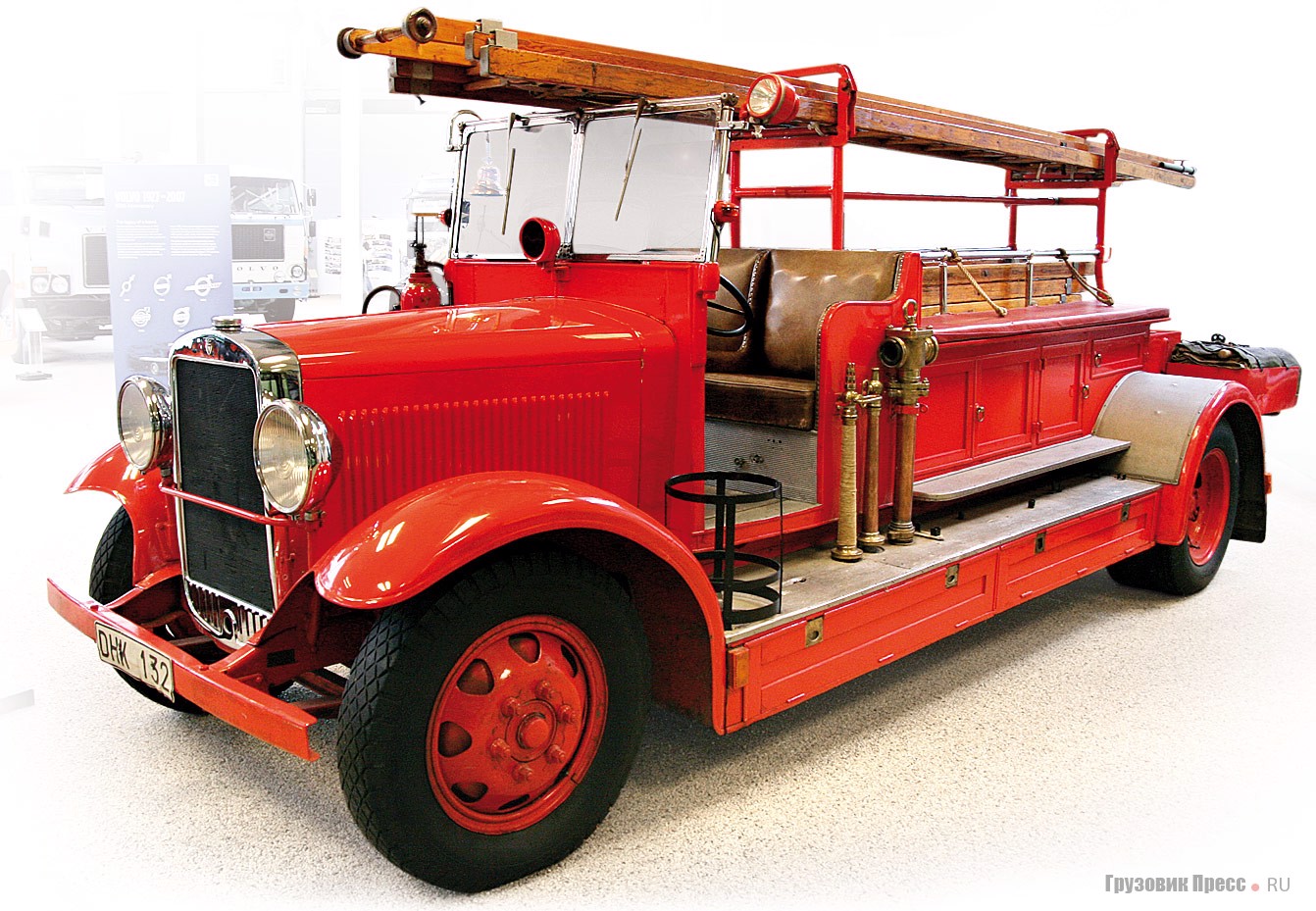 [b]Пожарный автомобиль Volvo LV70 (4x2) 1931 г.[/b] Модель LV70 была создана как развитие LV68 и производилась с 1931 по 1936 г. под индексами 68, 69, 70 и 70В. Серийный двигатель Volvo DC стал первым мотором фирмы с верхним расположением клапанов. Полная масса автомобиля варьировалась от 5,4 до 6,8 т. Двигатель: 6-цилиндровый рядный, рабочим объемом 4097 см[sup]3[/sup] с отдачей по мощности 75 л.с. Коробка передач: 3-ступенчатая механическая.Колесная база – 4089 мм, полная масса – 2994 кг. Всего выпущено 1670 грузовиков серии LV68 