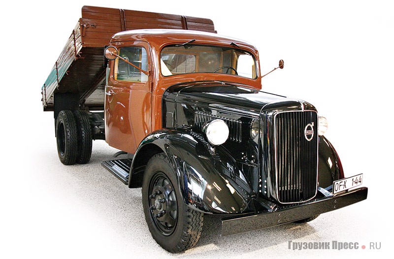 [b]Самосвал Volvo LV83 (4x2) 1937 г.[/b] Автомобиль относится к семейству LV83-LV86T, выпускавшемусямежду 1935-м и 1940-м годами. Удачным решением на нем была радиаторная решетка и современнаяпо тем временам светотехника. Подъем самосвальной платформы был невысоким, но его хватало для полной разгрузки деревянной платформы. Двигатель: 6-цилиндровый рядный, с боковым расположением клапанов, рабочим объемом 3670 см[sup]3[/sup] и мощностью 75 л.с. Колесная база – 3404 мм,полная масса – 5951 кг. К моменту снятия машины с производства конвейер покинули 6850 грузовиков семейства LV83-LV86T 
