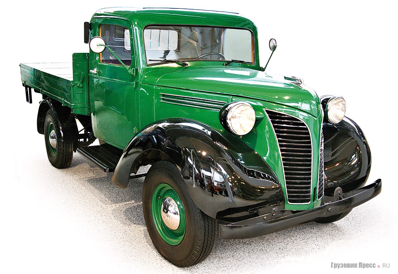 [b]Volvo LV101 Sharpnose (4x2) 1945 г.[/b] «Острый нос» оказался незаменимым помощником в городе и ближнем пригороде. По сути, это самый маленький грузовик Volvo. Технически он был идентичен такси серии PV801 и PV802. Колесная база – 3100 мм, полная масса 2801 кг. Двигатель: 6-цилиндровый рядный, с боковым расположением клапанов, рабочим объемом 3670 см[sup]3[/sup] и мощностью 86 л.с. Всего в период 1938–1945 гг. серия вобрала в себя 837 единиц Sharpnose