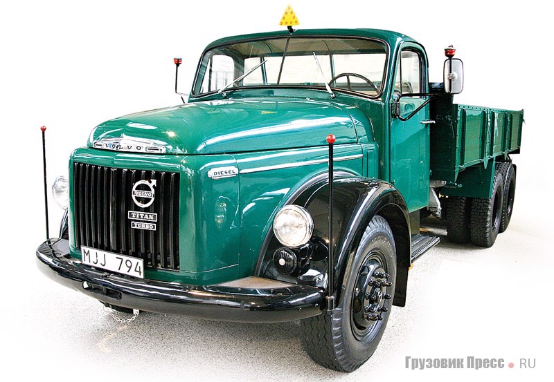 [b]Бортовой грузовик Volvo L395 Titan (6x4) 1954 г.[/b] Автомобиль-легенда с мощнейшим для середины 50-х двигателем с турбонагнетателем. Это легкая версия сестринской модели Viking, которая опередила грузовой бизнес на 10 лет. Автомобиль имел полную массу 17–21 т и оснащался 6-цилиндровым рядным турбодизелем рабочим объемом 9700 см[sup]3[/sup] мощностью сперва 185 л.с., а позже – 230 л.с. За 1951–1965 гг. завод покинули 19 500 единиц Titan двух типов (L395 и L495) с колесной формулой 4х2, 6х2 и 6х4