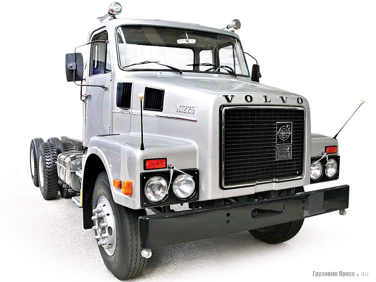 [b]Шасси Volvo N1225 (6x4) 1973 г.[/b] Грузовики серии N86/ N88 встали на конвейер в 1973-м и продержались до 1989-го. Они представляли семейство N7, N10 и N12, где номер означал объем двигателя в литрах. Машины использовались в качестве самосвалов на большом плече подвоза. Рядный 6-цилиндровый турбодизель объемом 12005 см[sup]3[/sup] обладал диапазоном мощности 230–390 л.с. Грузовики полной массой 21–34 т поставляли в США, Канаду, Новую Зеландию, Австралию и ЮАР. Ценность музейного образца в том, что он был выпущен в начале первой промышленной партии