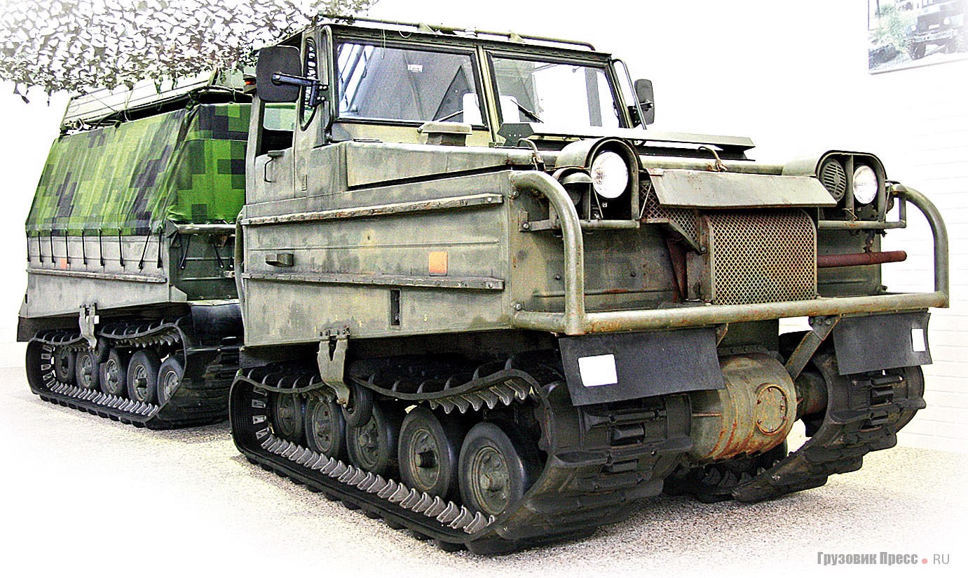 [b]Traced Vehicle 202, 1963 г.[/b] Двухсекционный транспортер выпускали на заводе Bolinder-Munktell в Арвике. Широкие гусеницы позволяют легко передвигаться по рыхлому снегу, заболоченной местности и песку. Двигатель: Volvo B18, верхнеклапанный, объемом 1780 см[sup]3[/sup] и мощностью 67 кВт/ 91 л.с. Трансмиссия: полностью синхронизированная механическая 4-ступенчатая Volvo M42 или автоматическая ZFVG 50. Габаритная длина 6200 мм, масса 3200 кг, грузоподъемность: 800 кг на бездорожье, 1000 кг на твердом грунте. Скорость – 39 км/ч