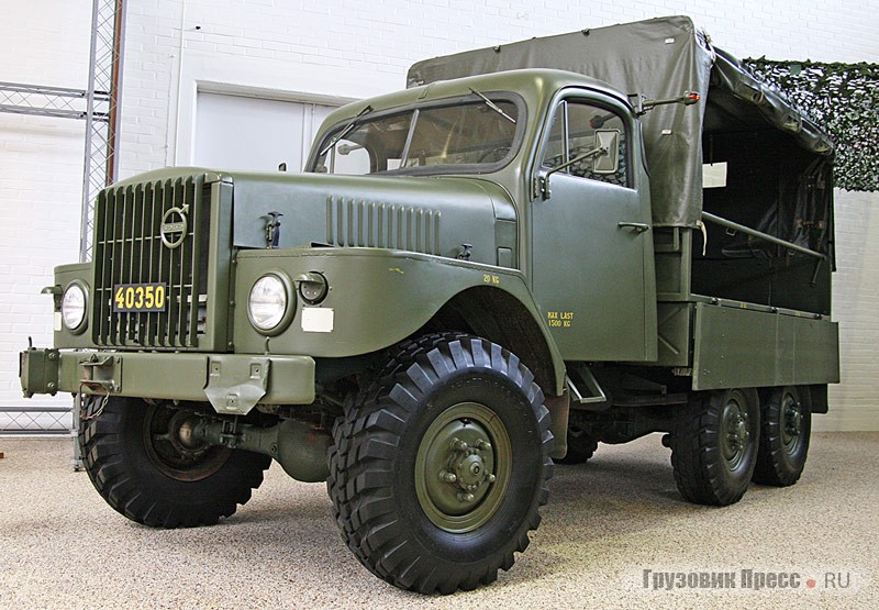 [b]Volvo L2204 (TL22) 6x6, 1957 г.[/b] Автомобиль транспортной группы для перевозки личного состава и военного имущества шведской армии. Оснащался 6-цилиндровым рядным бензиновым двигателем объемом 4700 см[sup]3[/sup], мощностью 105 л.с. (на поздних версиях – 115 л.с.). Коробка передач несинхронизированная, с числом передач 4 + 4 и приводом на все колеса. База 2650 + 1060 мм, снаряженная масса 4010 кг, максимальная грузоподъемность 1660 кг. За время пребывания на конвейере с 1954 по 1957 гг. было выпущено 857 автомобилей