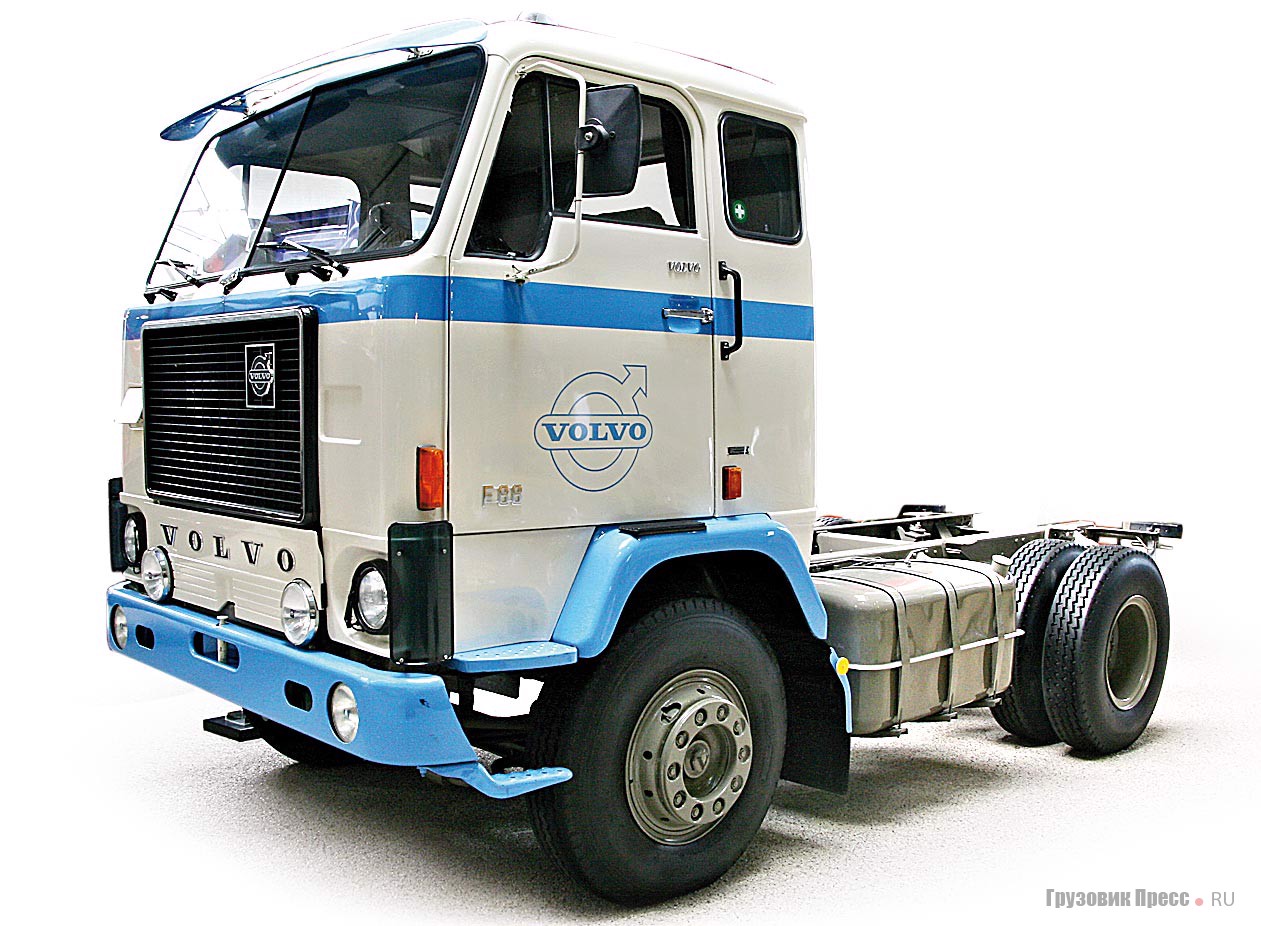 [b]Седельный тягач Volvo F88 (4x2) 1975 г.[/b] Вместе с «носатой» моделью N88 она заменила серию тяжелых машин Titan, выпускавшуюся с середины 60-х. Новинка оказалась настолько удачной, что стала одной из самых массовых в истории компании. Полная масса: 19 505–25 992 кг, двигатель: 6-цилиндровый рядный турбодизель TD100 рабочим объемом 9700 см[sup]3[/sup] и мощностью 260 л.с. С учетом модели G88 в период с 1965 по 1978 гг. выпущено 40 215 экземпляров грузовиков типа F, N и G с колесной формулой 4х2, 6х2 и 6х4