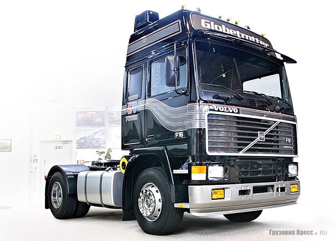 [b]Volvo F16 Globetrotter (4х2) 1987 г.[/b] Эти тягачи получили особенно массовое распространение в Швеции и Австралии, где использовались в составе автопоездов полной массой до 60 т. Под кабиной Globetrotter (в переводе – «Путешественник», «Странник») устанавливали 6-цилиндровый рядный турбодизельный двигатель Volvo TD 162F с направленным впрыском топлива и четырьмя клапанами на цилиндр. При рабочем объеме 16,1 л (откуда, собственно, цифровой индекс модели) он развивал мощность в 470 л.с. КП 14-скоростная, Volvo SR 2000, полностью синхронизированная. Полная масса автомобиля – 21 т