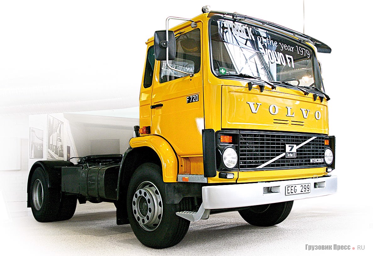 [b]Volvo F7 – «Truck of the Year 1979» (4x2).[/b] Когда компания Volvo Trucks впервые приняла участие в конкурсе «Грузовик года», она номинировала на это звание полностью новую бескапотную модель F7. В итоге ей и досталась победа. Членов жюри подкупила небольшая собственная масса тягача, мощный турбомотор с интеркулером и хорошая рама. F7 имел полную массу от 19,5 до 39 т и оснащался двигателем TD70 объемом 6724 см[sup]3[/sup] мощностью 213–236 л.с. В период с 1978 по 1986 г. в Европе было продано 35 540 таких машин