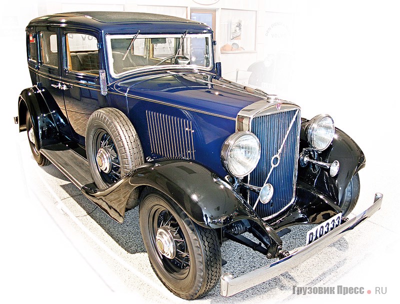 [b]Volvo PV 654 (4x2), 1933 г.[/b] После модели PV 653 Standard в 1933-м появилась PV 654 De Luxe. Ее отличали фонари заднего хода и возможность выбора нескольких цветов окраски. Его 6-цилиндровый рядный мотор объемом 3266 см[sup]3[/sup] развивал 65 л.с. при 3200 мин[sup]–1[/sup]. Диаметр цилиндра и ход поршня составляли 79,4х110 мм. Трансмиссия – 3-ступенчатая механическая с приводом на задние колеса. Привод тормозов – гидравлический. Колесная база – 2946 мм, снаряженная масса – 1780 кг. До 1934 г. включительно выпущено 230 ед. PV 653 и 361 ед. PV 654.