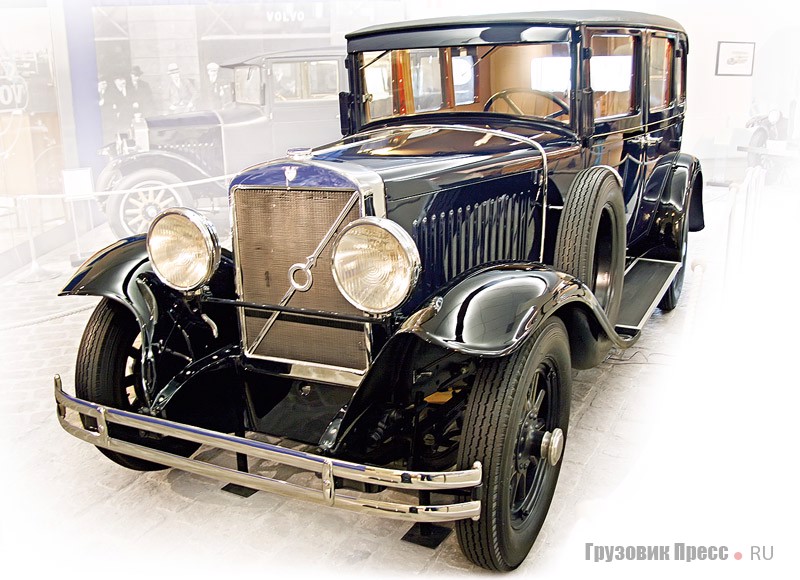 [b]Volvo PV 651 (4x2), 1931 г.[/b] Родоночальник 6-цилиндровых двигателей Volvo был выпущен в 1929 г. и установлен на эту модель. Небольшой по тем временам 3-литровый (3010 см[sup]3[/sup]) силовой агрегат обладал отдачей в 55 л.с. при 3000 мин[sup]–1[/sup]. Диаметр цилиндра и ход поршня составлял 76,2х110 мм. Трансмиссия – 3-ступенчатая механическая с приводом на задние колеса. Тормоза на всех колесах барабанные. Колесная база – 2946 мм, снаряженная масса – 1501 кг. У PV 651 не было электрических указателей поворота, а «запаску» возили на левом крыле. Это первый 6-цилиндровый пассажирский автомобиль шведской компании.