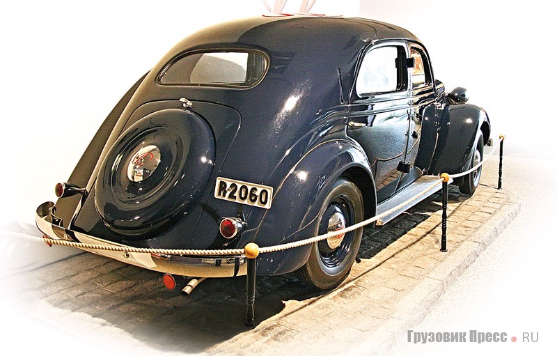 [b]Volvo PV 52 (4x2), 1937 г.[/b] Представитель легендарной линейки легковых Volvo второй половины 1930-х – моделей 51, 52, 53, 54, 55 и 56 с общим дизайном кузова. Автомобиль продюсеров и сервисных специалистов имел рядный 6-цилиндровый двигатель с боковым расположением клапанов, рабочим объемом 3670 см[sup]3[/sup] и мощностью 86 л.с. при 3400 мин[sup]–1[/sup]. Диаметр цилиндра и ход поршня – 84,14х110 мм. Трансмиссия – 3-ступенчатая механическая с опциональной функцией overdrive. Привод барабанных тормозов всех колес гидравлический. Колесная база – 2870 мм, снаряженная масса – 1490 кг. Первые образцы 50-й серии (PV 51) выпущены в 1936 г., а серии 53–56 – после Второй мировой войны. 