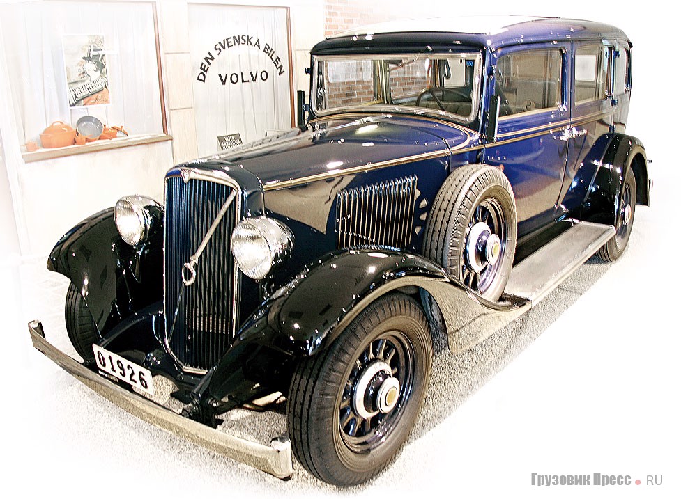 [b]Volvo TR 704 (4x2), 1935 г.[/b] Автомобиль, который активно использовали в качестве такси. Основой для него послужила модель PV 658 / 659. Главные отличия – удлиненная колесная база и 7 мест в салоне. С 1934 по 1937 г. выпущено около 530 экз. TR 704. Двигатель – 6-цилиндровый рядный, с боковым расположением клапанов, рабочим объемом 3670 см[sup]3[/sup] и мощностью 80 л.с. при 3300 мин[sup]–1[/sup]. Диаметр цилиндра и ход поршня составляли 84,14х110 мм. Трансмиссия – 3-ступенчатая механическая с приводом на задние колеса. Привод барабанных тормозов всех колес – гидравлический. Колесная база – 3251 мм, снаряженная масса – 1501 кг.