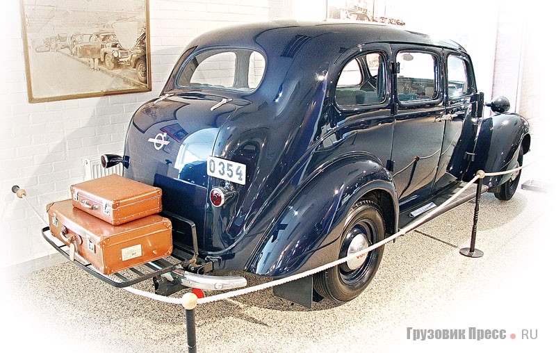 [b]Volvo TR 802 (4x2), 1938 г.[/b] До 1950-х гг. он доминировал в парке шведских такси. С тремя дополнительными местами салон вмещал 8 человек. До 1948 г. было выпущено более 1600 ед. машин данной серии. Автомобиль комплектовали 6-цилиндровым рядным двигателем с боковым расположением клапанов. Рабочий объем 3670 см[sup]3[/sup], развиваемая мощность – 86 л.с. при 3400 мин[sup]–1[/sup]. Диаметр цилиндра и ход поршня – 84,14х110 мм. Трансмиссия – 3-ступенчатая механическая с приводом на задние колеса; управление КП – на рулевой колонке. Привод барабанных тормозов всех колес – гидравлический. Колесная база – 3251 мм, снаряженная масса – 1814 кг.