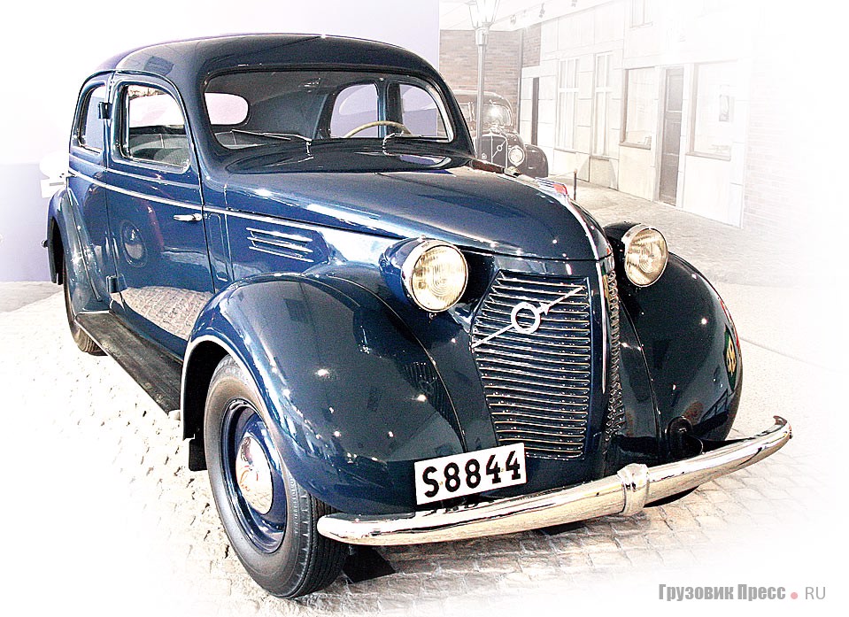 [b]Volvo PV 56 (4x2), 1938 г.[/b] Последний представитель 50.й серии PV в исполнении De Luxe. Следующим представителем этого поколения стал PV 60 с измененным «носом». Двигатель – 6-цилиндровый рядный, с боковым расположением клапанов, рабочим объемом 3670 см[sup]3[/sup] и мощностью 86 л.с. при 3400 мин[sup]–1[/sup]. Диаметр цилиндра и ход поршня – 84,14х110 мм. Трансмиссия – 3-ступенчатая «механика» с опционной функцией overdrive. Привод барабанных тормозов всех колес гидравлический. Колесная база – 2870 мм, снаряженная масса – 1490 кг. Первой обладательницей такого авто стала лауреат Нобелевской премии по литературе Селма Eагерлёф (1858–1940 гг.). 