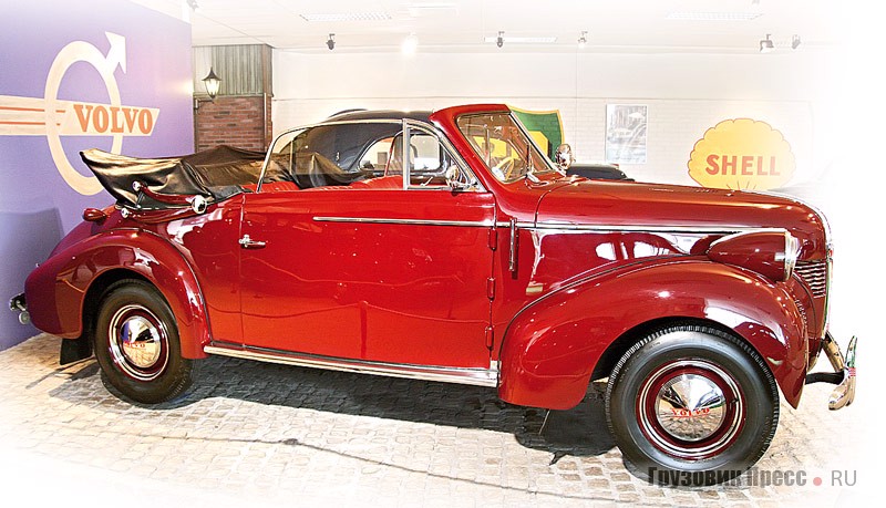 [b]Volvo PV 61 (4x2), 1949 г.[/b] Первый послевоенный легковой автомобиль шведской фирмы с открытым кузовом. На такой же платформе было построено 500 легких грузовиков. У этого кабриолета был складываемый вручную тент, его построили на известном предприятии по выпуску автобусов Nordbergs в Стокгольме. Двигатель – 6-цилиндровый рядный, с боковым расположением клапанов, мощностью 90 л.с. при 3600 мин[sup]–1[/sup]. Диаметр цилиндра и ход поршня составляли 84,14х110 мм. Трансмиссия – 3-ступенчатая механическая с функцией overdrive; рычаг КП расположен на рулевой колонке. Колесная база – 2845 мм, снаряженная масса – 1631 кг. Отреставрирован музеем.