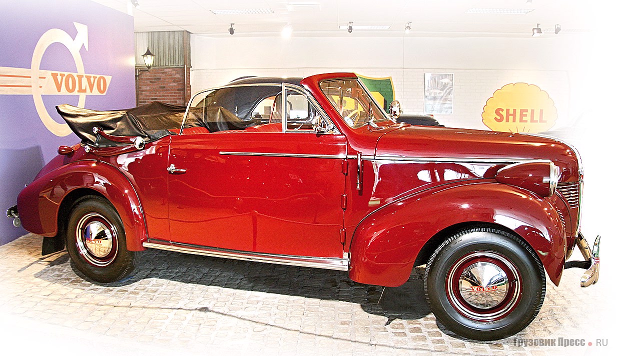 [b]Volvo PV 61 (4x2), 1949 г.[/b] Первый послевоенный легковой автомобиль шведской фирмы с открытым кузовом. На такой же платформе было построено 500 легких грузовиков. У этого кабриолета был складываемый вручную тент, его построили на известном предприятии по выпуску автобусов Nordbergs в Стокгольме. Двигатель – 6-цилиндровый рядный, с боковым расположением клапанов, мощностью 90 л.с. при 3600 мин[sup]–1[/sup]. Диаметр цилиндра и ход поршня составляли 84,14х110 мм. Трансмиссия – 3-ступенчатая механическая с функцией overdrive; рычаг КП расположен на рулевой колонке. Колесная база – 2845 мм, снаряженная масса – 1631 кг. Отреставрирован музеем.
