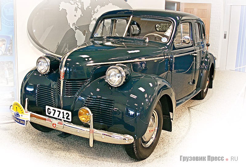 [b]Volvo PV 60 (4x2), 1946 г.[/b] 30 апреля 1996 г. отмечалась 50-я годовщина короля Швеции Карла XVI Густава. В этот день он подарил музею модель PV 60, выпущенную в сентябре 1944 г., известную некоторое время под индексом PV 444, и ставшую на конвейер в 1946-м. Двигатель 6-цилиндровый, с боковым расположением клапанов, рабочим объемом 3670 см[sup]3[/sup] и мощностью 90 л.с. при 3600 мин[sup]–1[/sup]. Диаметр цилиндра и ход поршня – 81,14х110 мм. КП 3-ступенчатая механическая с повышающей передачей и ручкой управления на руле. Колесная база 2850 мм, масса 1560 кг.