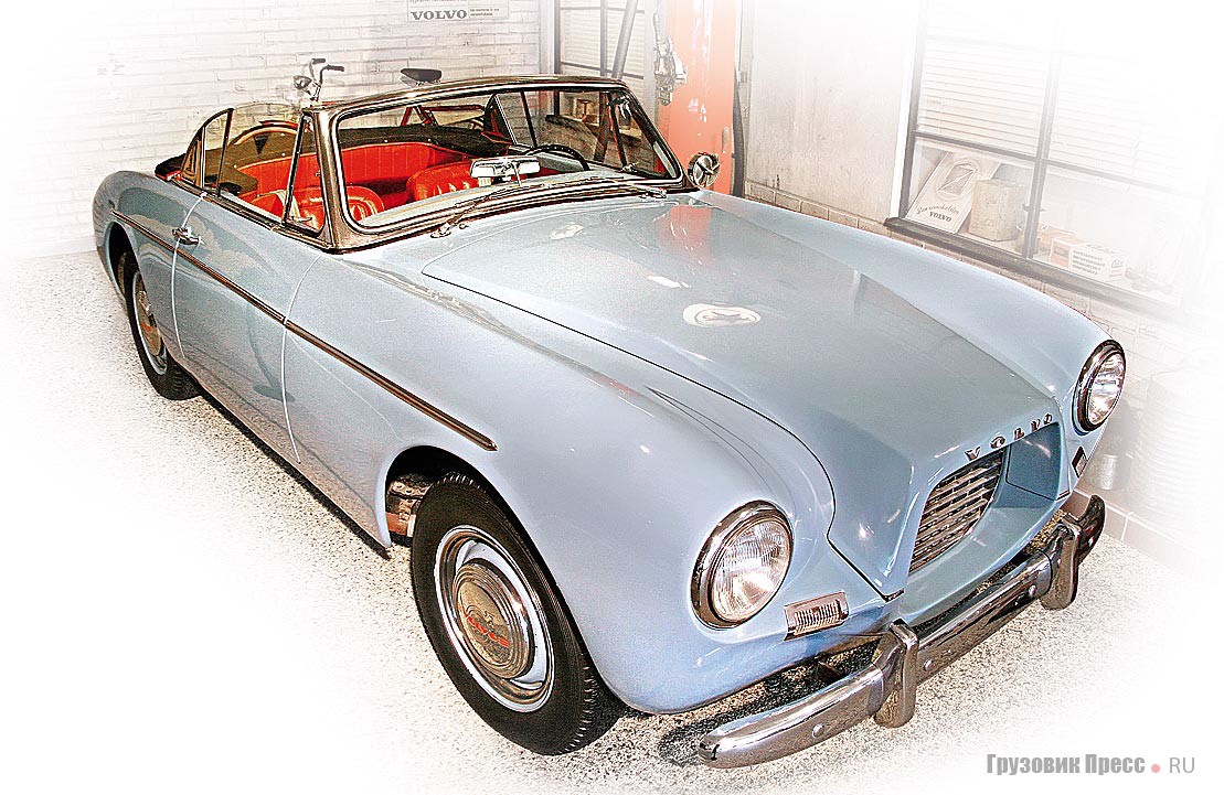 [b]Volvo P 1900 (4x2), 1954 г.[/b] Первый спортивный автомобиль фирмы. Двухместный родстер с кузовом из стеклопластика. До 1957 г. произведено всего 67 таких машин. В моторном отсеке продольно устанавливали 4-цилиндровый рядный двигатель с верхним расположением клапанов. Рабочий объем 1414 см[sup]3[/sup], мощность 70 л.с. при 5500 мин[sup]–1[/sup]. Диаметр цилиндра и ход поршня – 75х80 мм. Трансмиссия – 3-ступенчатая механическая. Привод тормозов гидравлический. Колесная база – 2413 мм, снаряженная масса – 1120 кг. Максимальная скорость – 109 миль / ч.