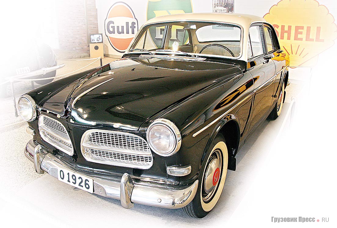 [b]Volvo P 121 / 122 Amazon (4x2), 1958 г.[/b] Культовый автомобиль своего времени – такой, как у нас «21-я» «Волга». В 1956 г. он стал первым «шведом» с кузовом ponton. Продавали только с приставкой «Амазон», поскольку в Германии производили такие мопеды. Сначала выпускали 4-дверный седан, затем 2-дверное купе и напоследок – 5-дверный универсал. Двигатель – 4-цилиндровый рядный, с верхним расположением клапанов, рабочим объемом 1583 см[sup]3[/sup] и мощностью 85 л.с. Трансмиссия – 3-ступенчатая механическая с приводом на задние колеса. Колесная база – 2591 мм, снаряженная масса – 1150 кг. Представленный экземпляр – двухтонный Amazon Sport с двумя карбюраторами. До 1970 г. в общей сложности выпущено 594 126 ед. Volvo Amazon. 