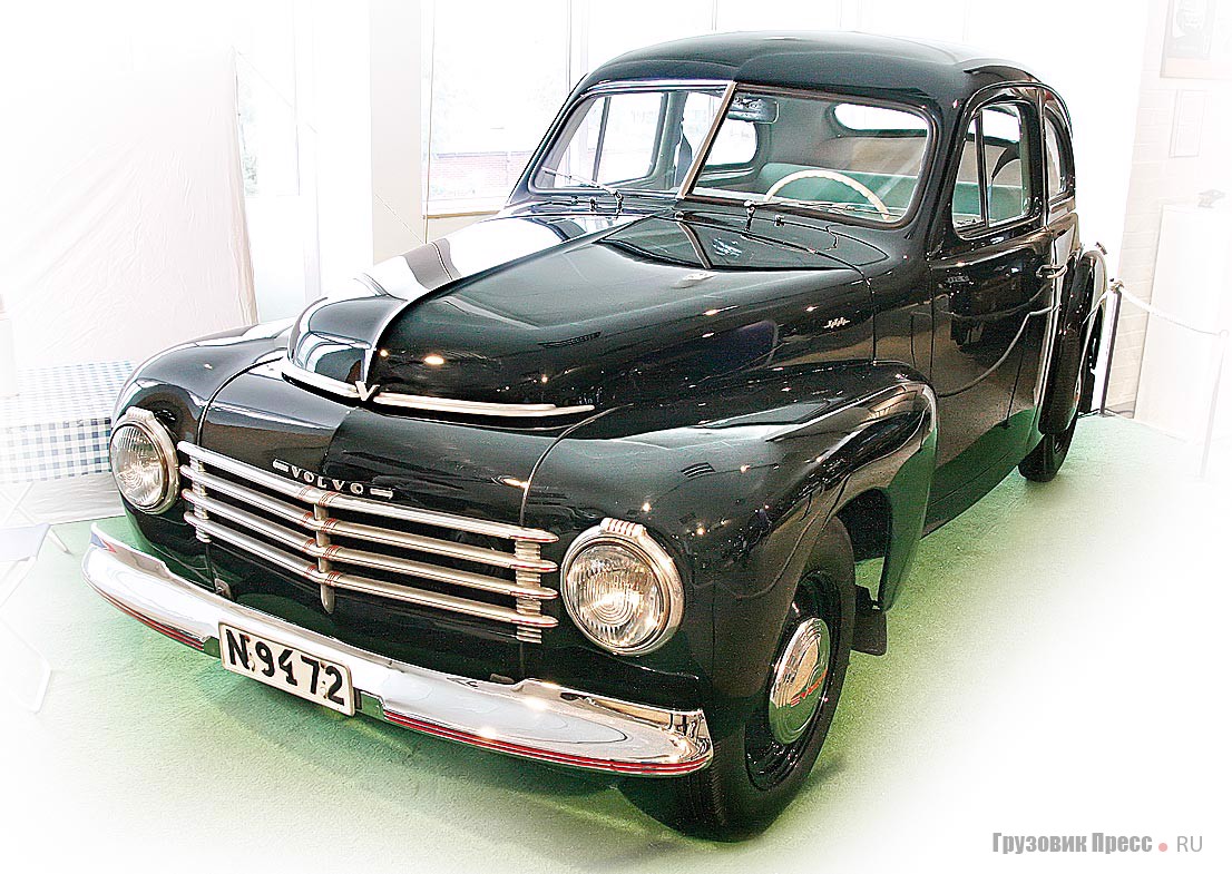[b]Volvo PV 444 (4x2), 1947 г.[/b] С надеждой на лучшее будущее еще в сентябре 1944 г. компания презентовала небольшой автомобиль с зеленым и кремовым интерьером. При планируемом объеме 8 тыс. экз. было выпущено около 200 тыс. экз. Когда в 1947 г. стартовали серийное производство и продажи, было подписано около 10 тыс. контрактов при цене автомобиля 4800 шведских крон. Двигатель – 4-цилиндровый рядный, с верхним расположением клапанов, рабочим объемом 1414 см[sup]3[/sup] и мощностью 44 л.с. при 3300 мин[sup]–1[/sup]. Коробка передач 3-ступенчатая механическая, привод колес – гидравлический. Колесная база – 2591 мм, снаряженная масса – 8891 кг.